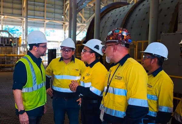 Ministro se reúne con trabajadores.