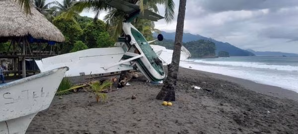 La aeronave cayó cerca de la playa en Jaqué.