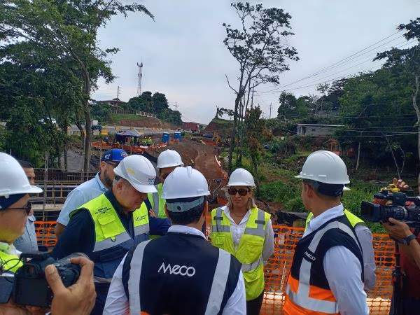 Ministro de obras públicas supervisa avances de las obras.