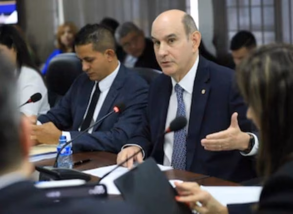 El gobierno evalúa la opinión de la ciudadanía.