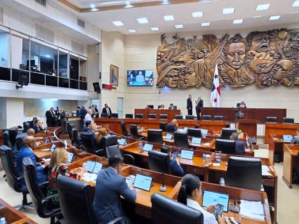 Siguen los intervenciones de los diputados.