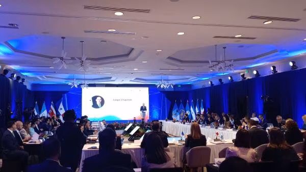 Analizan alternativas para avanzar hacia la integración económica.