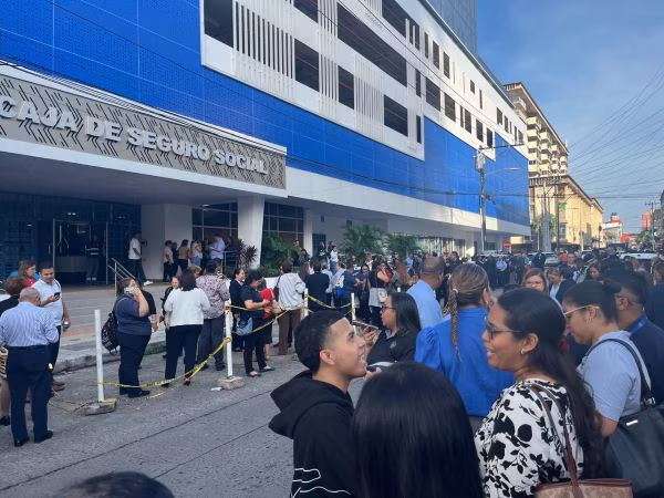 Edificios de instituciones públicas fueron desalojados.