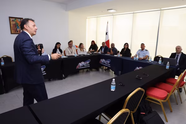 Con la participación de representantes de las entidades que integran la Fuerza de Tarea Portuaria en Panamá (FTP), se desarrolló recientemente, la presentación del proyecto de “Detección de Drogas Sintéticas”, por parte de especialistas de la Organización Mundial de Aduanas (OMA). Este proyecto tiene como propósito reducir el tráfico de drogas sintéticas, mediante la mejora de las técnicas de detección y el refuerzo de la coordinación inter agencial y la cooperación internacional para enfrentarlo.