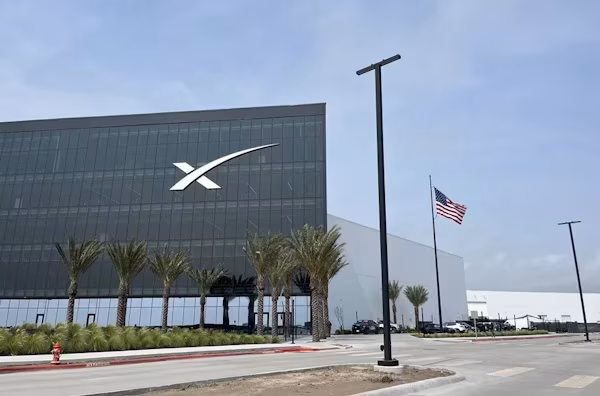 Nueva York (EFE).- La empresa aeroespacial SpaceX prevé lanzar en el cuarto trimestre de 2027 sus primeros satélites equipados con tecnología de inteligencia artificial (IA) de Nvidia, un proyecto que busca llevar centros de computación al espacio. El magnate Elon Musk, fundador de la compañía aeroespacial, aseguró este lunes que SpaceX, en colaboración con Nvidia, ha diseñado un sistema adaptado específicamente para operar en el espacio, que será utilizado en los satélites Starmind AI1.