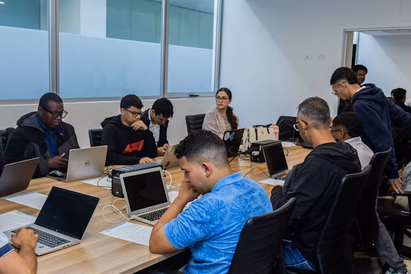 Un grupo de cincuenta estudiantes que fueron escogidos de la Universidad de Panamá (UP) y de la Universidad Tecnológica de Panamá (UTP) concluyeron con éxito recientemente, el curso práctico de inteligencia artificial dictado por la Caja de Seguro Social de Panamá (CSS), y que tuvo como sede la Ciudad de la Salud. Mientras se dio el curso, el cual tuvo una duración de cuatro horas, los estudiantes, desarrollaron ideas y proyectos orientados en crear soluciones para la CSS en distintas áreas, como: citas médicas, salud, análisis de datos, pensiones, prestaciones económicas, gestión institucional, riesgos profesionales, atención al asegurado y prevención.