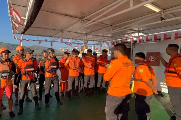 Yakarta (EFE).- Las autoridades de Indonesia buscan este jueves a cinco personas desparecidas después de que un barco de pasajeros que partió de la turística isla de Bali se incendiara la víspera en el estrecho de Lombok, lo que provocó la muerte de una joven indonesia y el rescate de dos centenares de personas.
