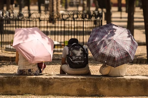 Madrid (EFE).- La Agencia Estatal de Meteorología (Aemet) ha activado este martes avisos en trece comunidades autónomas por altas temperaturas, ocho de las cuales con nivel “naranja” por peligro grave frente a termómetros que marcan hasta 40 grados. Andalucía, Aragón, Castilla y León, Castilla-La Mancha, Cataluña, Extremadura, Galicia y la Comunidad de Madrid serán durante esta jornada las áreas del país más afectadas por el calor.
