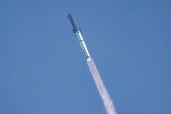 Miami (EFE).- Los restos de un cohete de SpaceX impactarán este miércoles contra la superficie lunar, según estimaciones de astrónomos independientes, después de que el vehículo fuera enviado al espacio en enero de 2025 para una misión que probó los módulos de aterrizaje de dos compañías privadas.