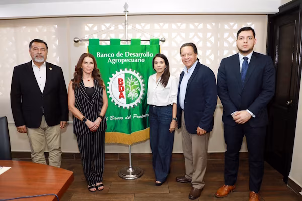 La Junta Directiva del Banco de Desarrollo Agropecuario (BDA) se reunió a fin de aprobar una solicitud de crédito adicional de hasta B/.20 millones ante el Ministerio de Economía y Finanzas de Panamá (MEF), con la finalidad de atender solicitudes de préstamos aprobadas a pequeños productores e impulsar proyectos para la instalación de pozos y molinos de viento para la extracción de agua, ante el fuerte impacto del fenómeno de El Niño en la producción nacional. Asimismo, los miembros de esta Junta Directiva del BDA autorizaron la presentación del anteproyecto de presupuesto del BDA para el período correspondiente al año 2027.