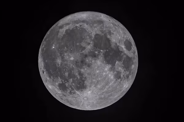 Miami (EFE).- La nueva carrera espacial ya no busca únicamente pisar la Luna, sino colonizarla, y todas las miradas apuntan al mismo destino: el polo sur lunar. Esta codiciada región alberga cráteres en sombra permanente que probablemente conserven agua helada, un recurso fundamental para abastecer a los astronautas.