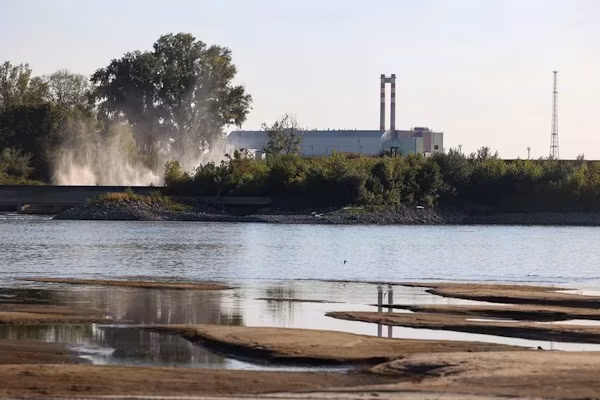 Budapest (EFE).- Hungría mantendrá operativo el último reactor que aún funciona en su única planta nuclear gracias a una leve subida en el nivel del agua del Danubio, por lo que se suspende de momento la anunciada paralización de la planta, indicó este martes el primer ministro, Péter Magyar.