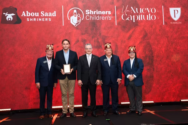 El ministro de la Presidencia de Panamá, Juan Carlos Orillac, expresó su reconocimiento a la labor por la niñez que ejecuta la Fundación Abou Saad Shriners Panamá en un acto donde, por medio de Shriners Hospitals for Children, sellaron una alianza con The Panama Clinic para la atención de niños con quemaduras o casos de ortopedia pediátrica. Orillac, quien para esta ocasión estuvo acompañado de su esposa, resaltó que, como país, se debe valorar y respaldar iniciativas como esta, teniendo como norte que la salud de los niños no solo representa una responsabilidad del presente, sino que constituye, también, una inversión en el futuro de Panamá.