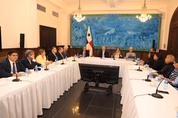 El ministro de la Presidencia de Panamá, Juan Carlos Orillac, encabezó este martes, una reunión con diputados de diferentes bancadas de la Asamblea Nacional (AN). Durante el encuentro, los diputados escucharon una detallada exposición referente al paquete de reformas que el Ejecutivo presentará próximamente al Órgano Legislativo. Estas modificaciones, tienen como objetivo corregir distorsiones en el mercado eléctrico, fortalecer el marco regulatorio del servicio y asegurar su adecuada prestación en beneficio de la ciudadanía.
