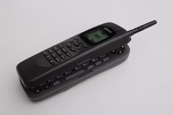 Helsinki (EFE).- Hace exactamente 30 años, la compañía tecnológica finlandesa Nokia sacaba al mercado uno de sus móviles más icónicos, el Nokia 9000 Communicator, un dispositivo de alta gama totalmente revolucionario para su época que muchos consideran el primer “smartphone” o teléfono inteligente de la historia. El Communicator fue presentado en marzo de 1996 en la feria tecnológica CeBIT de Hannover (Alemania) y se puso a la venta cinco meses después, el 15 de agosto, once años antes de que el gigante estadounidense Apple trasformara definitivamente el mercado de la telefonía móvil con el lanzamiento de su primer iPhone.