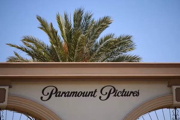 Los Ángeles (EFE).- El acuerdo de fusión entre Paramount Skydance y Warner Bros. Discovery (WBD, por sus siglas en inglés) podría costar la pérdida de 4.500 puestos de trabajo en la industria de Hollywood, según un estudio elaborado por la consultora CVL Economics. El informe, publicado esta semana, sostuvo que la unión de ambos conglomerados de medios aceleraría el declive de la producción que sufre Los Ángeles, y que ya ha acarreado 52.000 empleos en los últimos cuatro años.