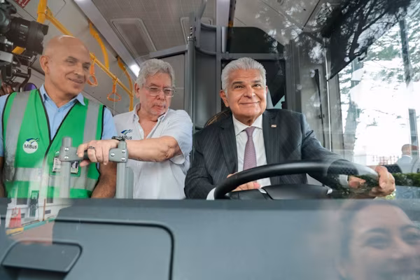 El presidente de la República de Panamá, José Raúl Mulino, anunció este miércoles, 5 de agosto, el comienzo de las operaciones de cinco modernos buses 100% eléctricos que se integrarán con el propósito de prestar el servicio de transporte colectivo de la empresa MiBus en la ruta del Casco Antiguo de la ciudad de Panamá, lo cual favorecerá al ambiente y conservación de este turístico punto del país. Este acto oficial de inicio de operaciones de los buses eléctricos se desarrolló frente al Palacio de Las Garzas. Allí arribó a tempranas horas de la mañana, la unidad de Mibus C982 de la ruta M. 5 de Mayo – Casco Antiguo que fue abordada por el presidente Mulino y los ministros de Estado que le acompañaron a fin de constatar de primera mano las prestaciones y los beneficios que ofrecerán a los usuarios los modernos vehículos.