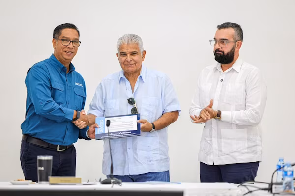 Más de 300 mil habitantes de los corregimientos de Pacora, Las Garzas, Rancho Café y Tanara se benefician con la entrega de órdenes de proceder por parte del presidente de la República de Panamá, José Raúl Mulino, para el estudio, diseño y construcción de mejoras a la Planta Potabilizadora de Pacora, y la rehabilitación y modernización de los sistemas de captación de agua cruda de las plantas Cabra 1 y 2. Mulino destacó que, el proyecto pretende potenciar las capacidades de los sistemas de producción y tratamiento de agua, con el fin de garantizar el incremento de la capacidad de producción requerida, ya que constituyen una infraestructura fundamental para el abastecimiento del sector este de la provincia de Panamá.