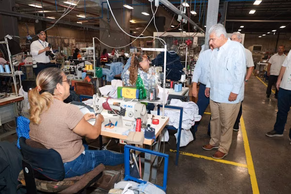 El presidente de la República de Panamá, José RaúlMulino, recorrió el viernes, 21 de agosto de 2026, la sede de T-Shirts Interamerica, S.A., empresa con más de 40 años de experiencia, especializada en serigrafía, impresión digital, bordados y grabados, la cual apuesta por el talento joven formado en nuestras instituciones de educación técnica. A lo largo de este recorrido por los distintos departamentos, el mandatario, conversó con el personal y constató cómo esta empresa de capital panameño aporta al desarrollo del país y a mejorar las cifras de empleo.
