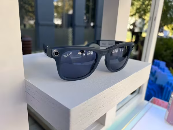 Ginebra (EFE).- Una recogida de firmas para pedir al Gobierno suizo que prohíba la venta de gafas conectadas ha obtenido unas 10.000 rúbricas de apoyo en apenas dos días. La petición ha sido promovida por Campax, una organización suiza de campañas y movilización ciudadana, bajo el lema “No son juguetes para acosadores: prohibamos las gafas conectadas”.