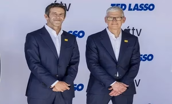Nueva York (EFE).- John Ternus toma este martes las riendas de Apple, convirtiéndose en el segundo consejero delegado de la compañía desde la salida de Steve Jobs en 2011 y poniendo fin a los 15 años de Tim Cook al frente del gigante tecnológico. Ternus afrontará una etapa marcada por la evolución de la inteligencia artificial (IA), el encarecimiento de los componentes y la necesidad de encontrar nuevos productos capaces de repetir el éxito del iPhone.