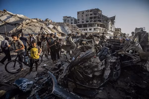 Gaza (EFE).- El Ejército israelí mató este miércoles a cinco personas en un ataque con dron contra un vehículo usado para transportar viajeros en la ciudad de Gaza, al norte del enclave palestino, según informaron la Media Luna Roja y el hospital Shifa de la urbe palestina.