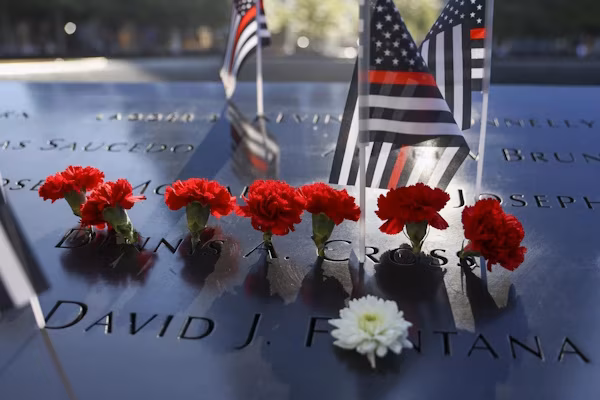 Nueva York (EFE).- Los expresidentes de Estados Unidos Bill Clinton, George Bush, Barack Obama y Joe Biden, junto al alcalde de Nueva York, Zohran Mamdani, asistieron este viernes a la ceremonia en recuerdo de los atentados del 11S en la Gran Manzana, un evento que no contó con la presencia del actual presidente, Donald Trump. Alrededor de los estanques que sustituyen al lugar donde se levantaban las Torres Gemelas se congregaron además otras figuras políticas como los exalcaldes Bill de Blasio y Rudy Giuliani, este último a cargo de la ciudad cuando sucedieron los ataques.