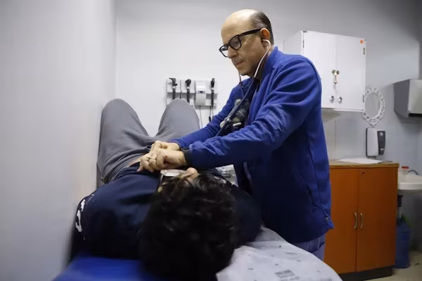 Desde hace 18 años, en la Policlínica Dr. Carlos N. Brin de San Francisco funciona la Clínica de Obesidad en Niños y Adolescentes, un espacio donde se brinda una atención enfocada en la detección oportuna de pacientes de entre 0 y 17 años de edad, con dificultades de sobrepeso y obesidad. Integrada por un equipo multidisciplinario, entre estos, nutricionistas, salud mental, sicólogos y estimulación precoz, en esta clínica se evalúa en forma previa al paciente a través de un diagnóstico oportuno, se le toman las medidas de peso, talla, cálculo de índice de masa corporal y se corrobora si se trata de un caso de sobrepeso u obesidad.
