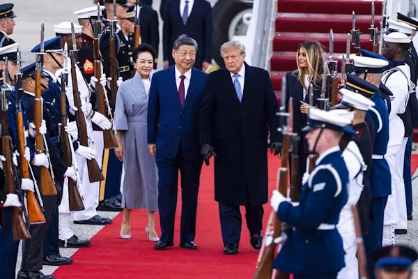 Washington (EFE).- El presidente de Estados Unidos, Donald Trump, avanzó este jueves que la inteligencia artificial (IA), que ha rebautizado como “superinteligencia”, será un tema clave en las reuniones con su homólogo chino Xi Jinping y sugirió que la intención de ambos países es dejar las cosas como están, lo que implicaría no frenar su desarrollo. “Un día importante con el presidente Xi de China. La superinteligencia (SI) será un tema clave de discusión, pero quiero dejarlo exactamente donde está. Esa es también la postura de China. ¡Nuestra salvaguarda es el Departamento de Justicia!”, dijo en su red Truth Social.