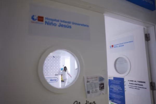 Madrid (EFE).- Isabel Pérez, superviviente del cáncer infantil y hoy médica de familia, y su hermana Victoria, investigadora, han presentado este lunes en Madrid la primera Unidad de Investigación Integral de Leucemia Infantil de España que se pondrá en marcha en el Hospital Universitario Niño Jesús.
