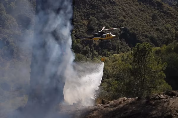 Madrid (EFE).- Los incendios forestales han arrasado en España 299.501 hectáreas desde el 1 de enero hasta el 24 de septiembre, una superficie que triplica la media histórica para ese periodo, situada en torno a las 95.000 hectáreas, según datos del Sistema Europeo de Información Sobre Incendios Forestales (EFFIS).