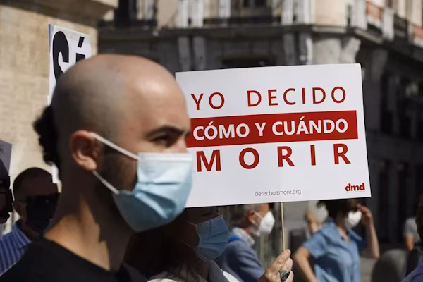 Barcelona (EFE).- Francesc Augé, el hombre cuya eutanasia está paralizada por la justicia tras el recurso presentado por su progenitor contra su muerte asistida, está ingresado en un centro hospitalario de Barcelona tras intentar suicidarse el pasado fin de semana. La Generalitat autorizó en agosto de 2024 la muerte digna de Augé, que en la actualidad tiene 56 años, al estar aquejado de importantes secuelas en el movimiento y el habla derivadas de tres ictus y dos infartos.