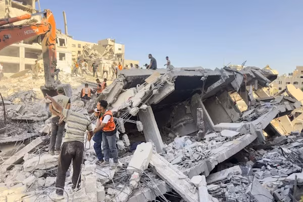 Gaza (EFE).- La Defensa Civil de Gaza rebajó a 10 la cifra de desaparecidos en el derrumbe de un edificio de desplazados bombardeado por Israel en la madrugada de este miércoles en la capital gazatí que dejó 21 muertos, ya que 35 personas que vivían en él huyeron horas antes del colapso ante la caída de cascotes. Según informaron a EFE fuentes de este grupo de rescate, se registraron además decenas de heridos de diferente consideración. Los últimos datos ofrecidos a EFE por el Ministerio de Sanidad gazatí sitúan en 21 los fallecidos por el derrumbe, 12 de ellos niños y 5 mujeres, a los que se suman dos hombres y dos personas ancianas.