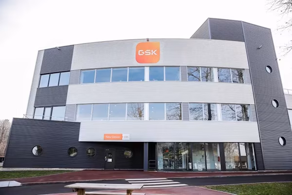 Shanghái (EFE).- El gigante farmacéutico británico GSK anunció un acuerdo por hasta 750 millones de dólares para obtener la licencia de un fármaco contra el cáncer de la china Chimagen Biosciences, el último de una serie de pactos internacionales que apuntan al auge del país asiático dentro del sector biotecnológico. En un comunicado publicado en su página web, GSK explicó que el fármaco en cuestión podría ser “el mejor de su clase” entre los denominados TCE, empleados como tratamiento para el mieloma múltiple, un tipo de cáncer hematológico para el que la compañía anticipa un mercado de unos 10.000 millones de dólares en EE. UU. hacia 2032.