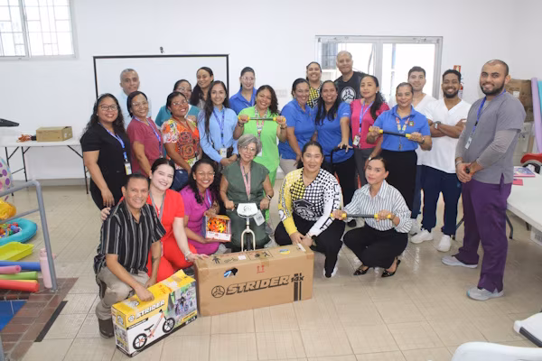 Con la intención de conocer los beneficios de la estimulación, el sistema esquelético-muscular y la motricidad fina y gruesa, y que ello contribuya al bienestar de los niños del Programa de Estimulación Precoz (PEP) del Instituto Panameño de Habilitación Especial (IPHE), se desarrolló una docencia respecto al tema, dirigida al personal técnico de diversas disciplinas que brinda servicios a los niños de este programa institucional. Durante el transcurso de esta jornada, que tuvo como sede el PEP, en el corregimiento de Ancón, los especialistas recibieron las orientaciones necesarias sobre la estimulación para ponerlas en práctica en su trabajo diario con la población infantil y contribuir así a mejorar su calidad de vida.