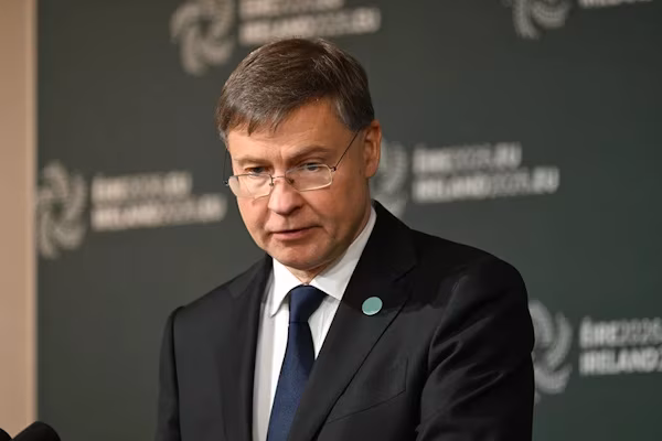 Dublín (EFE).- Los países de la Unión Europea no quieren quedarse atrás en el despliegue de la inteligencia artificial (IA), cuya implantación es aún menor que en otras potencias como Estados Unidos, pero al mismo tiempo apuesta por una regulación robusta para gestionar los riesgos de esta tecnología. “Tenemos mucho trabajo por delante para no perdernos esta revolución de la IA, pero obviamente aplicando también las necesarias salvaguardas”, resumió el comisario europeo de Economía, Valdis Dombrovskis, tras el consejo informal de ministros de Finanzas de la UE en Dublín.