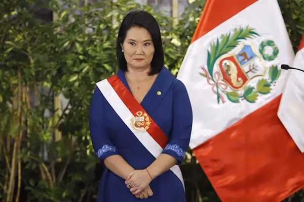 Lima (EFE).- Un primo de la presidenta de Perú, Keiko Fujimori, fue hallado sin vida en su domicilio después de que sus vecinos alertasen de que hacía varias semanas que no lo veían, según reportaron este domingo medios locales. El fallecido es Ysidro Kagami Fujimori, de 67 años, hijo de Juana Fujimori, hermana del expresidente peruano Alberto Fujimori (1990-2000) y, por ende, primo hermano de la actual mandataria, que desempeña el cargo desde el pasado 28 de julio.