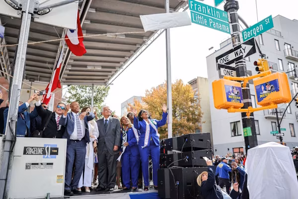 El presidente de la República de Panamá, José Raúl Mulino, y la primera dama, Maricel Cohen de Mulino, participaron este jueves en el acto oficial de designación de varios tramos de la avenida Franklin, en Crown Heights de Brooklyn, Nueva York, como “Little Panama Way”. Este reconocimiento rinde homenaje a las generaciones de panameños que han contribuido a forjar este vecindario y a enriquecer el patrimonio cultural de la ciudad. Al momento de su intervención, el mandatario exclamó: “¡Viva Panamá!”, y destacó que “aunque quede a miles de kilómetros del Istmo, esta calle lleva décadas siendo territorio panameño en el corazón”.