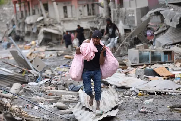 Bruselas (EuroEFE).- El primer vuelo del puente aéreo humanitario que la Unión Europea ha puesto en marcha para ayudar a Nepal tras las inundaciones llegó este viernes a ese país, con 82 toneladas de suministros esenciales, que incluyen alimentos, artículos sanitarios, agua y medios para facilitar alojamiento y protección, entre otras necesidades.
