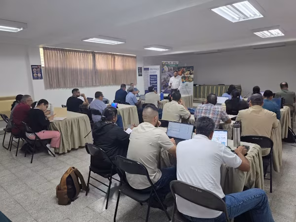 El Ministerio de Desarrollo Agropecuario de Panamá (MIDA), por medio de la Dirección Nacional de Salud Animal, recibió una misión técnica del Organismo Internacional Regional de Sanidad Agropecuaria (OIRSA), como parte de las acciones de cooperación orientadas al fortalecimiento de la sanidad animal en Panamá.