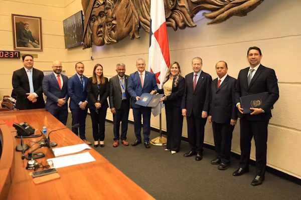 El ministro de la Presidencia de Panamá, Juan Carlos Orillac, presentó ante la Asamblea Nacional de Diputados dos iniciativas legislativas del Ejecutivo, que establece el marco jurídico para el otorgamiento de la calificación de Laboratorio de Interés Nacional y la que realiza transformaciones al Sistema Nacional de Investigación (SNI). El primer proyecto, destacó Orillac, propone establecer un marco de apoyo del Estado en recursos materiales e incentivos para aquellos centros e institutos de investigación que aspiren a ser calificados como Laboratorio de Interés Nacional, a cambio de un desempeño consistente con estándares internacionales, apertura a su entorno, transparencia y compromiso con el país.