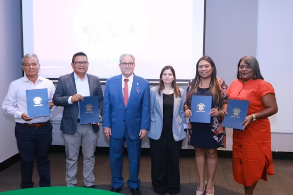 Firmaron la adhesión de Municipios Promotores de Salud los alcaldes de Pinogana, Chepigana, Cémaco y Sambú. Con vistas a fortalecer la salud pública comunitaria, el Ministerio de Salud de Panamá (MINSA) fue testigo en fecha reciente, de la firma de adhesión de los alcaldes de la provincia de Darién al movimiento de Municipios, Ciudades y Comunidades Saludables de las Américas, como parte de la Estrategia de Municipios Promotores de Salud.