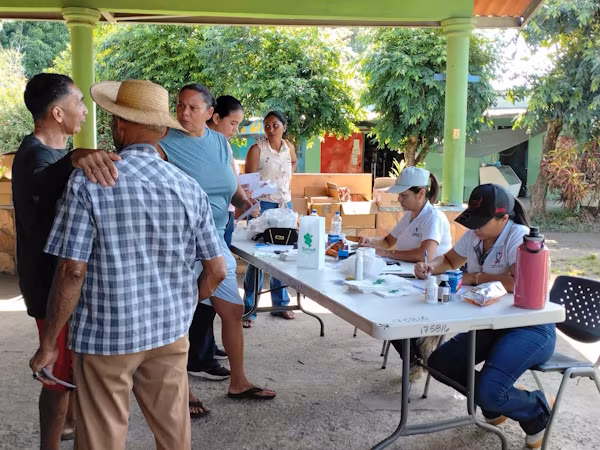 Con el fin de acercar los servicios de salud a las comunidades más apartadas, el Ministerio de Salud (MINSA), en coordinación con el Servicio Nacional Aeronaval (SENAN), llevó a cabo este sábado una gira integral de atención en la comunidad de Isla Cañas, corregimiento del distrito de Tonosí, donde habitantes de todas las edades tuvieron acceso a distintos servicios médicos.
