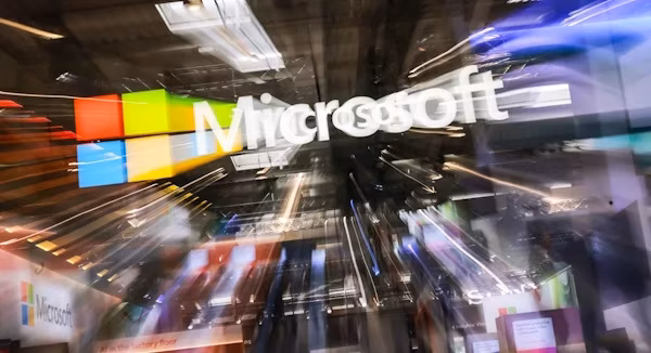 Nueva York (EFE).- El gigante tecnológico Microsoft publicó este lunes un código de conducta provisional para sus modelos de inteligencia artificial (IA) en el que se compromete a mantenerlos “bajo control humano”, después de que Anthropic y OpenAI reavivaran el debate sobre los riesgos de acelerar el desarrollo de esta tecnología y pidieran un marco federal que establezca requisitos de seguridad para esta tecnología.