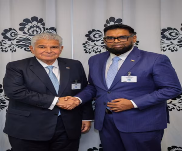 Como parte de su agenda de trabajo en Nueva York, el presidente de la República de Panamá, José Raúl Mulino, y su homólogo de Guyana, Mohamed Irfaan Ali, sostuvieron recientemente, un encuentro bilateral en el que afianzaron la relación de ambas naciones y se proyectaron sectores de comercio, energía, industria, aviación y financiero. Durante el desarrollo de este encuentro, el presidente Mulino invitó a Guayana a firmar el Tratado de Neutralidad del Canal de Panamá, como un mecanismo el cual permite garantizar el servicio de la ruta interoceánica al comercio marítimo internacional. Sobre esto, Irfaan Ali mostró interés en adherirse al tratado y prometió revisar el tema prontamente.