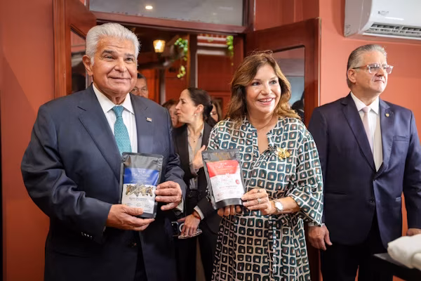 El presidente de la República de Panamá, José Raúl Mulino, junto a su esposa, la primera dama Maricel Cohen de Mulino, y ministros de Estado, participó este martes, en la inauguración del Café Presidente El Monasterio, un nuevo espacio de la iniciativa del Plan Libertad impulsada por el Ministerio de Gobierno (MINGOB) y el Despacho de la Primera Dama. Ubicado en el Casco Antiguo, en las cercanías del Palacio de Las Garzas, esta nueva sucursal amplía una propuesta que va más allá de disfrutar de una buena taza de café: crear oportunidades reales para personas que han culminado un proceso de privación de libertad y buscan reconstruir su proyecto de vida.