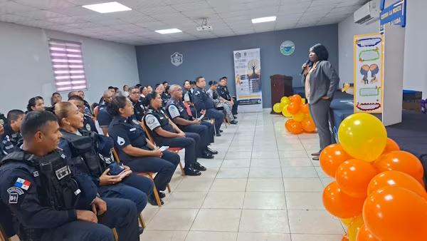 En el contexto del Mes de la Prevención del Suicidio, el Departamento de Psicología de la Zona Policial de Arraiján llevó a cabo una jornada de sensibilización enfocada a fortalecer la conciencia respecto a la importancia de cuidar la salud emocional y prevenir conductas suicidas. Durante el transcurso de esta actividad, unidades de las diferentes áreas y servicios policiales participaron en un taller donde prepararon y presentaron mamparas informativas referente a las señales de alerta, la detección de cambios en el comportamiento y las formas adecuadas de ofrecer apoyo a una persona que atraviesa una situación emocional difícil.