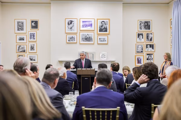 El presidente de la República de Panamá, José Raúl Mulino, se reunió este lunes, con un grupo de directivos de destacadas empresas estadounidenses agremiadas en el Council of the Americas (Consejo de las Américas), quienes mostraron su interés en continuar invirtiendo y ampliando sus operaciones en Panamá. Google, Apple Inc., Intel Corporation, Ericsson Inc., Mitsubishi Corp. Americas, PepsiCo Inc. y Pfizer fueron algunos de los gigantes globales que formaron parte del foro que tuvo como figura central al mandatario Mulino. Al momento de su intervención, presentó una actualización en relación con la recuperación económica del país durante su gestión y las grandes obras en ejecución, así como nuevos proyectos, entre ellos dos megapuertos.