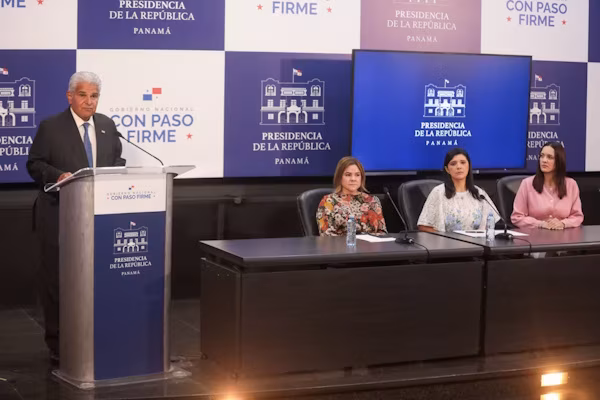 El presidente de la República de Panamá, José Raúl Mulino, destacó la generación de 77,300 nuevos puestos de trabajo para los panameños a nivel nacional. Esta cifra ha permitido reducir la tasa de desempleo al 8.5%, impulsada principalmente por el sector privado, un logro que no se registraba en los últimos doce años. “Este es el resultado de una economía ordenada que crece con perspectivas favorables y que recuperó la confianza, tanto nacional como internacionalmente”, enfatizó Mulino al dirigirse al país en conferencia de prensa este martes, 29 de septiembre, tras la sesión del Consejo de Gabinete.