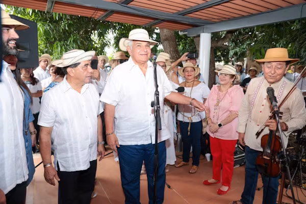 El presidente de la República de Panamá, José Raúl Mulino fue partícipe este domingo - 27 de Septiembre - del Festival Nacional de la Mejorana en su 74.ª edición en Guararé, en la provincia de Los Santos, donde compartió con autoridades gubernamentales y pobladores que celebran esta tradicional fiesta. Para este evento, el presidente Mulino estuvo acompañado de ministros, vice ministros, directores de entidades gubernamentales, diputados y decenas de vecinos del lugar que disfrutaban de la actividad, en celebración de esta festividad la cual se le conoce también, como el Festival de Guararé.